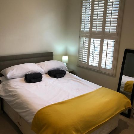 הוילה Stylish & Spacious 3 Bed Victorian House Sleeps Up To 7 - Near O2, Museums, Excel, Mazehill Station 12 Mins Direct Into London Bridge מראה חיצוני תמונה