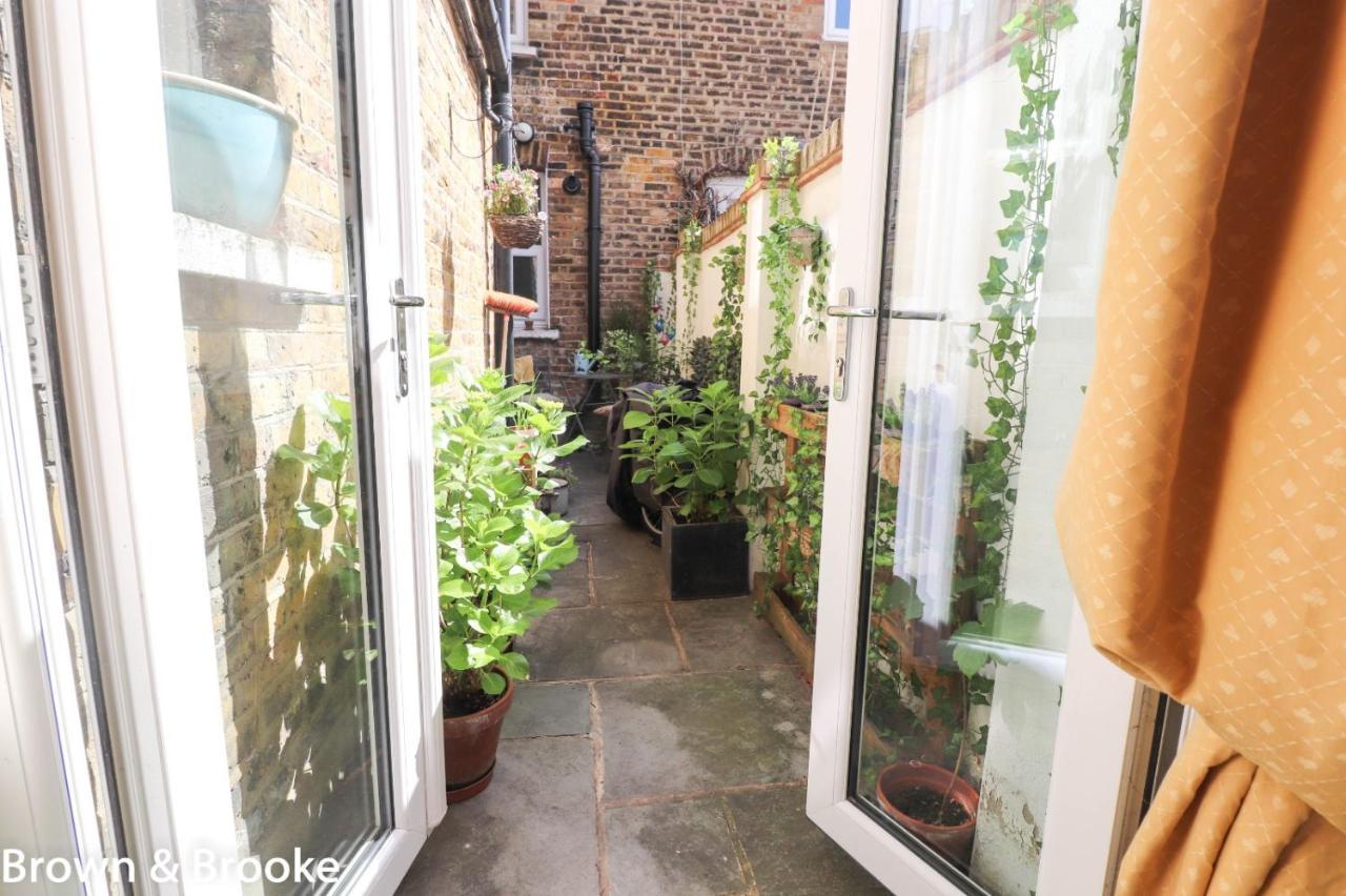 הוילה Stylish & Spacious 3 Bed Victorian House Sleeps Up To 7 - Near O2, Museums, Excel, Mazehill Station 12 Mins Direct Into London Bridge מראה חיצוני תמונה